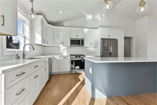 Building Photo - 95 Honeysuckle Rd