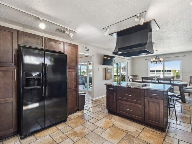 Building Photo - 6241 Bayside Dr