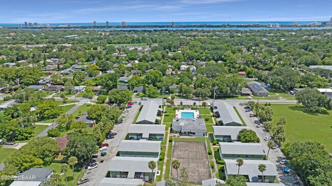 Building Photo - 840 Center Ave