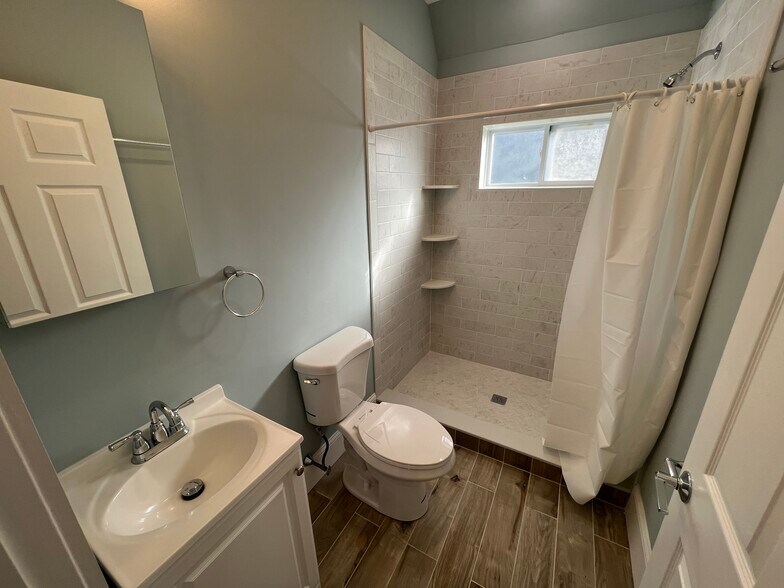 Building Photo - 29 Alpine St