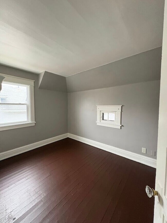 Building Photo - Beautifully finished 3 bedroom home for rent - Akron OH