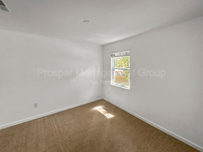 Building Photo - 415 Parkdale Dr