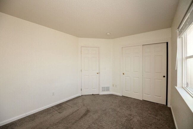 Building Photo - 4040 Plum Creek Dr