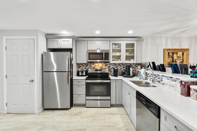 Building Photo - 6650 S Oriole Blvd