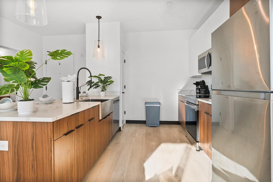 Building Photo - 600 Broadway-SI ID1240312P
