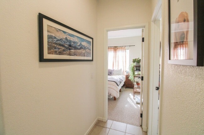 Building Photo - Beautiful 3 Bed, 2.5 Bath Townhome with A/C and 2-Car Garage