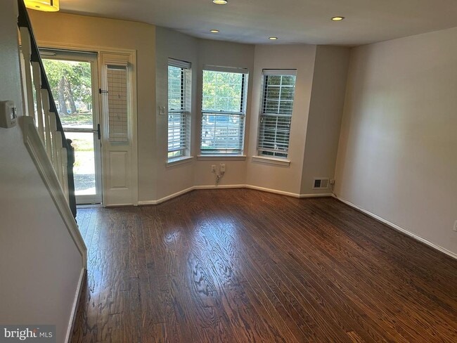 Building Photo - 175 Leedom Way