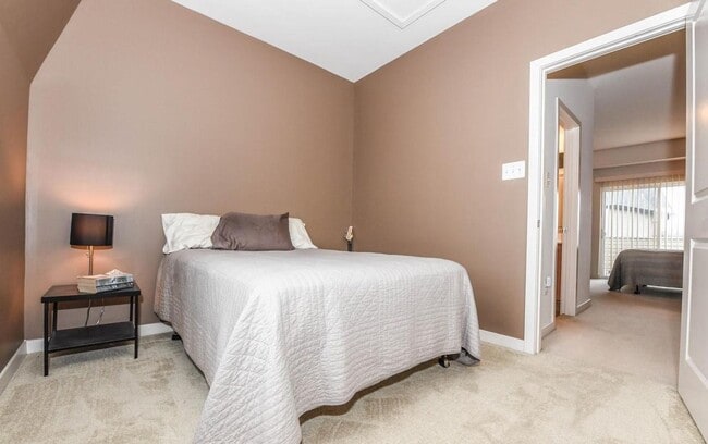 Building Photo - Stylish townhouse in ideal Frederick locat...