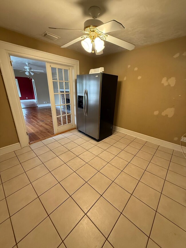 Building Photo - 4/3 House off of Bellevue! Available August 2026!