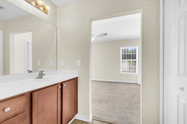 Building Photo - Easy, Modern Comfort in a Prime Charleston Location!