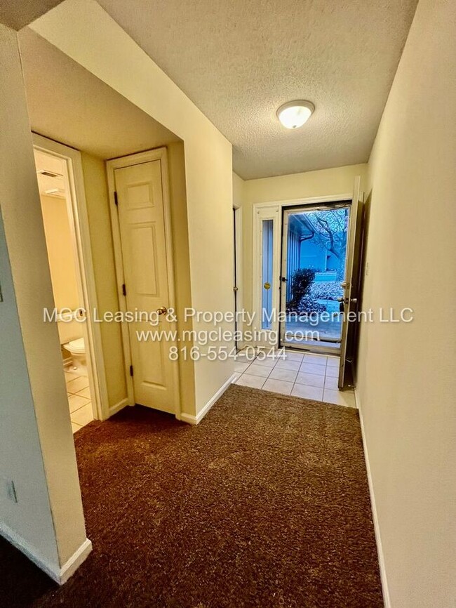 Building Photo - This spacious townhome is ready for you to...