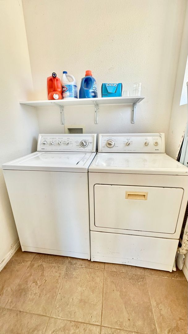 Building Photo - Darling Fully Furnished Guest Home Unit wi...