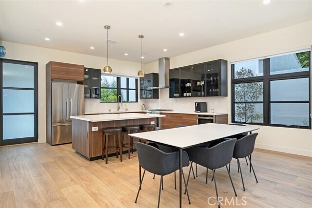 Building Photo - 822 S Plymouth Blvd