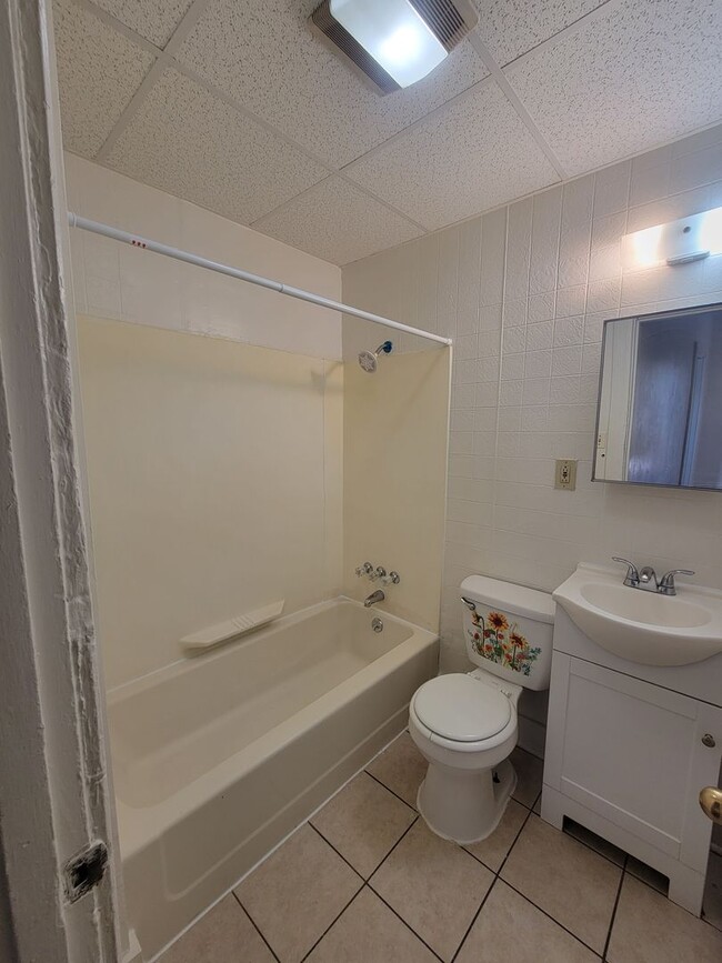 Building Photo - 4 Bedroom Home in Lancaster City