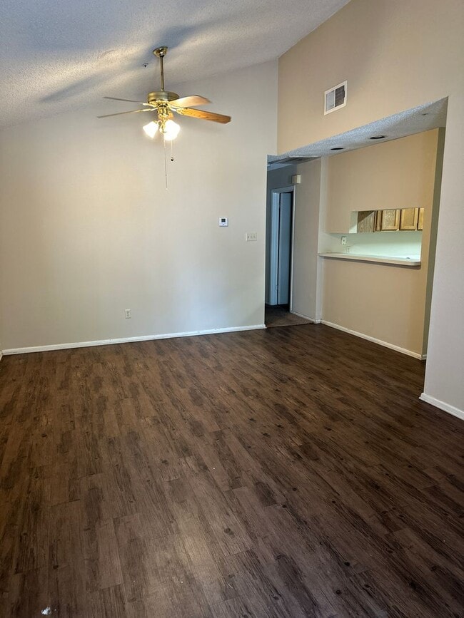 Building Photo - Easy Access to IH-10, medical center & USAA