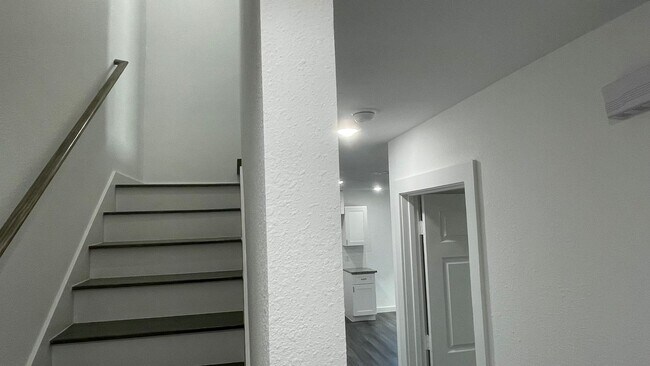 Building Photo - Beautiful house, perfect for families!!