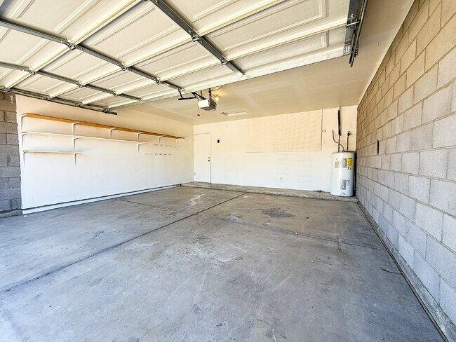 Building Photo - Golf Course Backyard! Updated 3-Bed Home i...