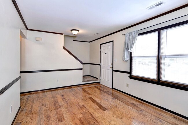 Building Photo - Lovely 2-Bedroom, 1.5-Bath End Unit Townho...