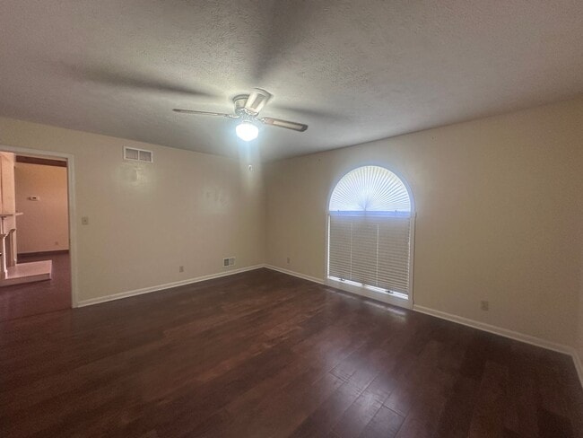 Building Photo - 1002 Juniper Springs Dr
