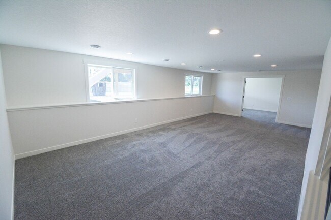 Building Photo - Stunning 5 Bed, 3.5 Bath Luxury Home for R...
