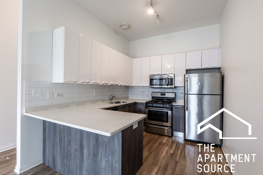 Building Photo - 2700 W North Ave