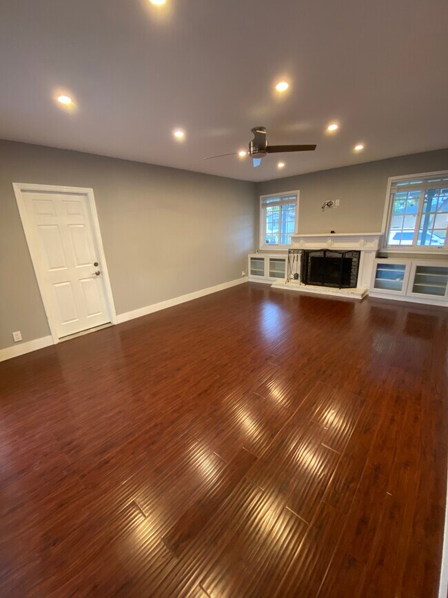 Direct access to garage - 8561 Cedar Dr
