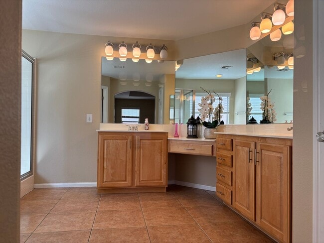 Building Photo - Southwest 5 bd 3 full bath with 2 car gara...