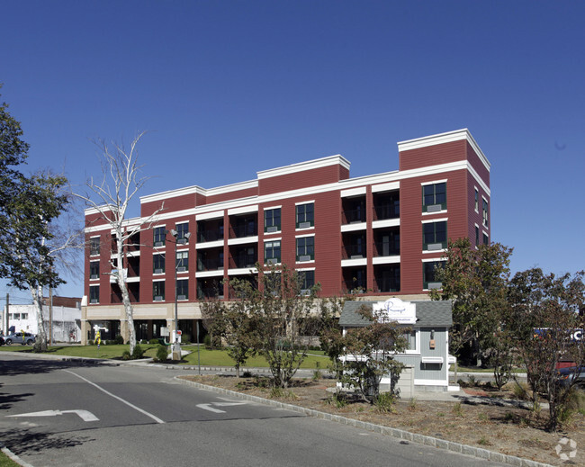 Building Photo - Summerwind Square