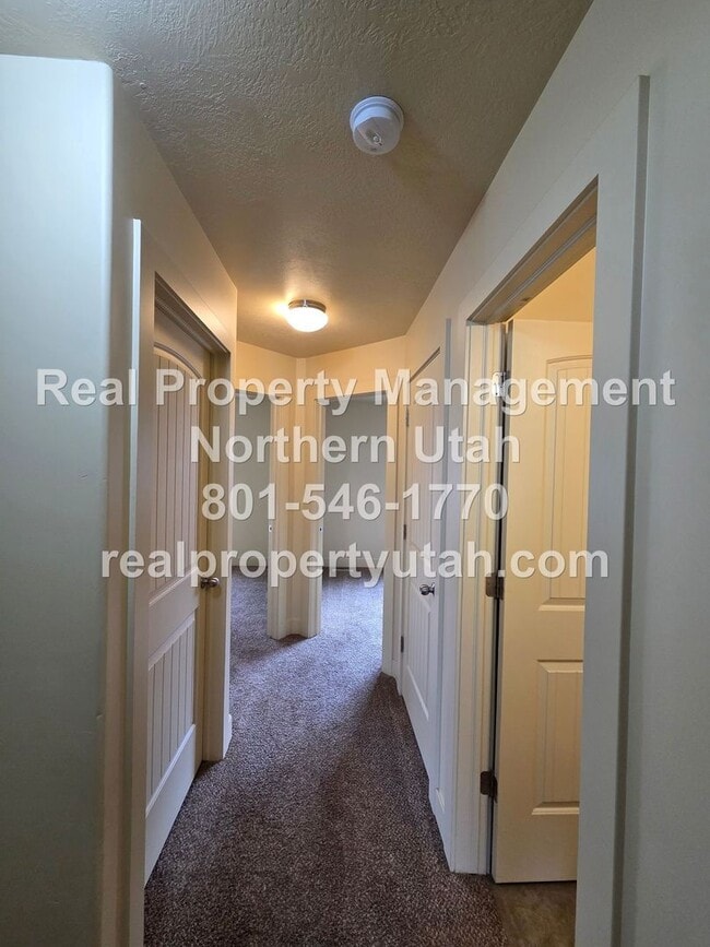 Building Photo - 3 Bedroom 2 Bath Townhome in West Haven Available Now!