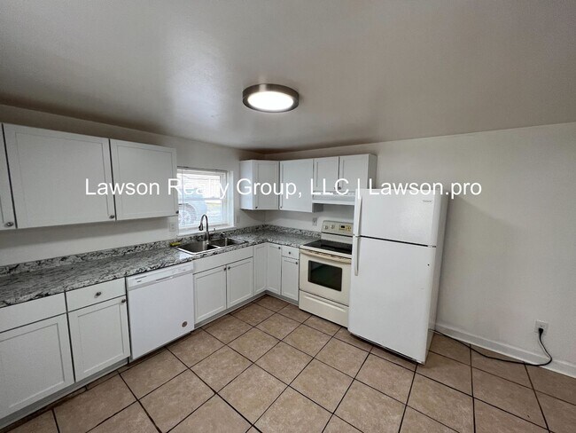 Building Photo - Suburban 743-745