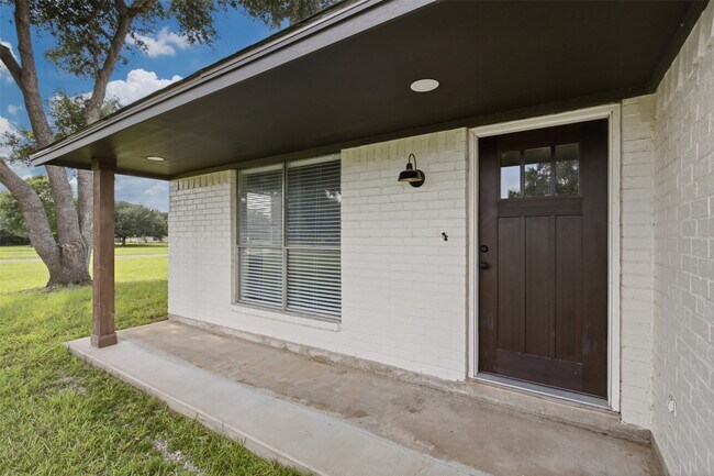 Building Photo - 32242 Sky Lakes Dr