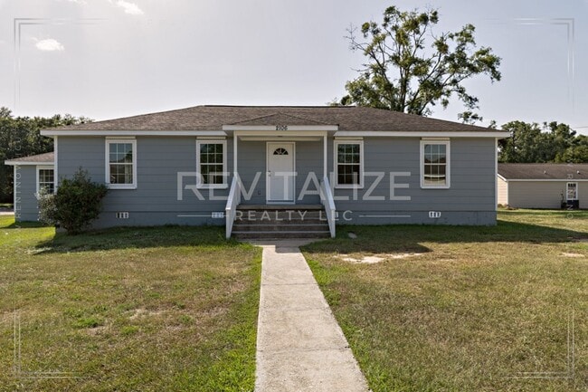 Building Photo - **NO SECURITY DEPOSIT** 5 Bedroom Home in ...
