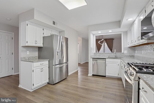 Building Photo - 4043 Lake Glen Rd