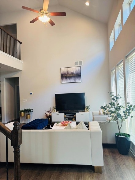 Building Photo - 349 Rend Dr