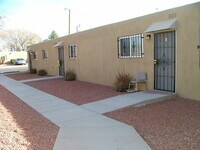 Building Photo - Spacious 2 Bedrooms in Remodeled Fourplex