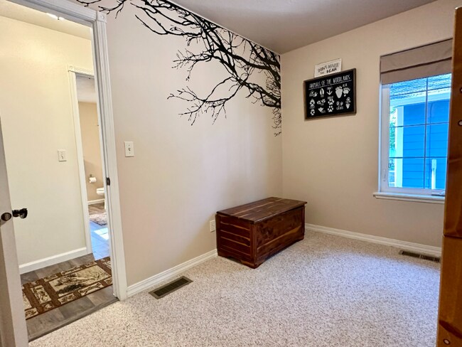 Building Photo - 12 River Falls Dr