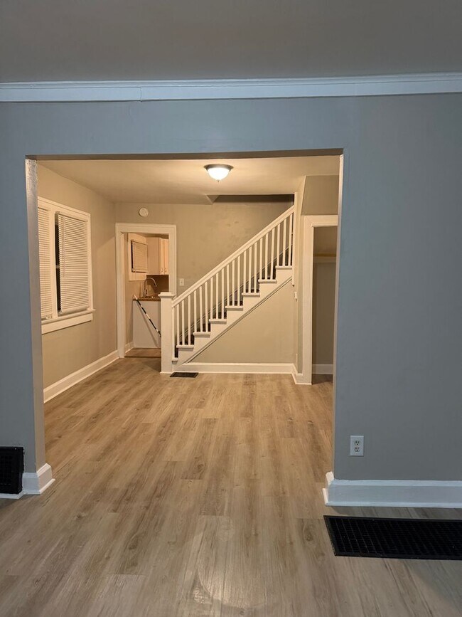 Building Photo - 861 N Drexel Ave