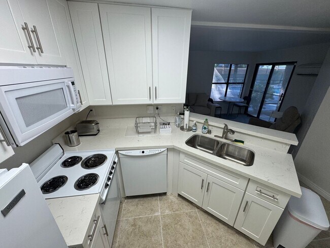 Building Photo - Fully Furnished Ground-Floor Condo with Pool Access!