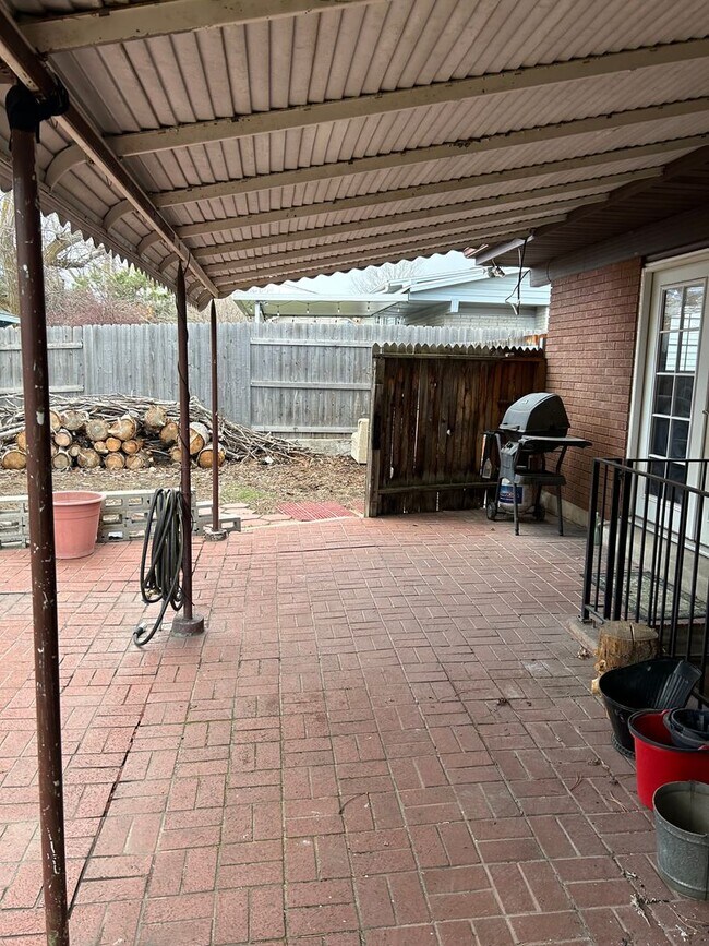 Building Photo - Spacious 5 Bd 3 Ba Home Cottonwood Heights