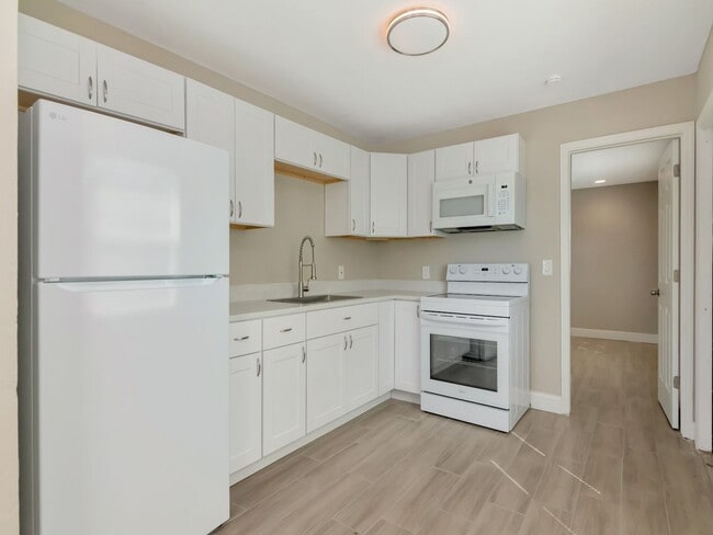 Building Photo - Stunning Newly Renovated 3-Bedroom, 2-Bath Duplex in Prime Bradenton Location!