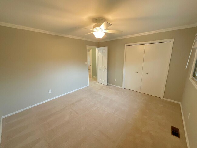 Building Photo - 4 Bedroom Home Available Near S Academy Bl...