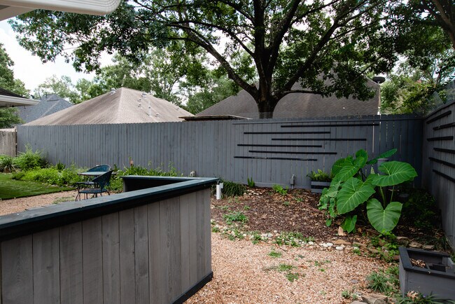 Building Photo - 1722 Red Oak Terrace