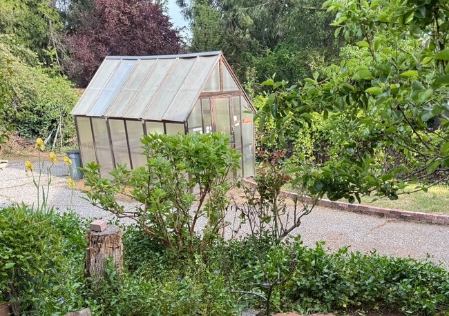 Building Photo - Welcome to this charming 2-bedroom, 2-bath...