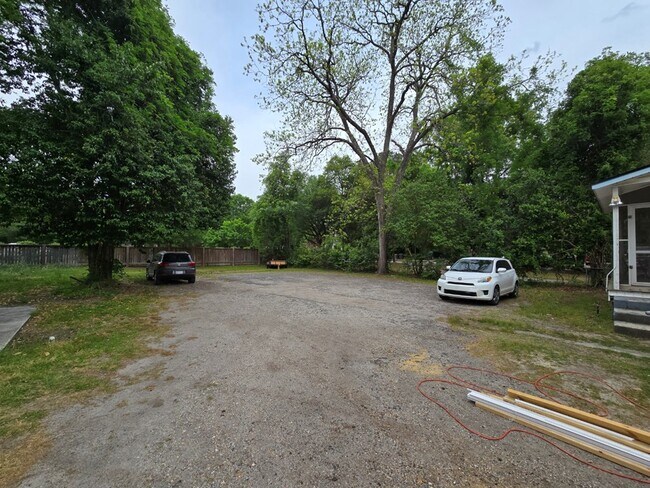 Building Photo - 403 W Hampton Ave