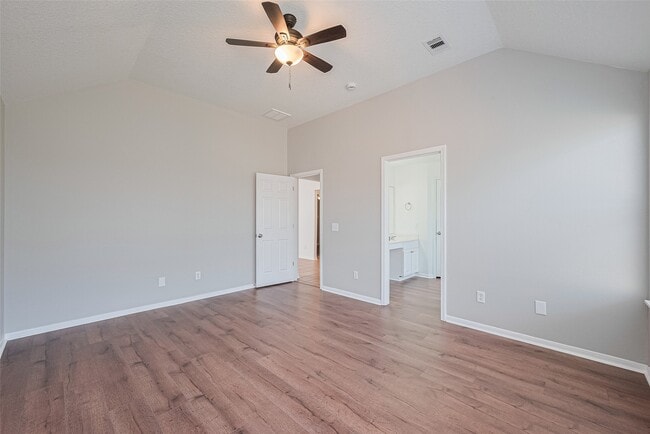 Building Photo - 12230 Hawthorne Hill Cir
