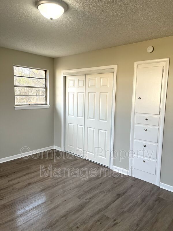 Building Photo - 1108 Hall St