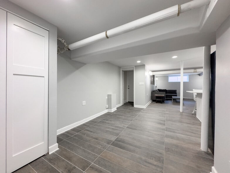 Building Photo - 2310 W Wilson Ave