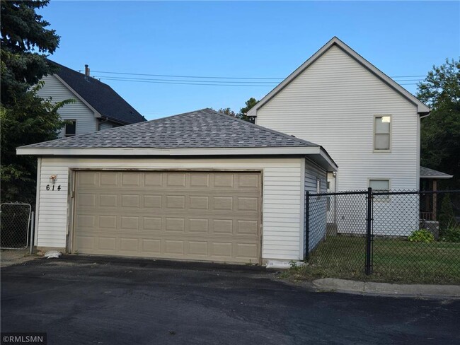 Building Photo - 614 S 19th Ave