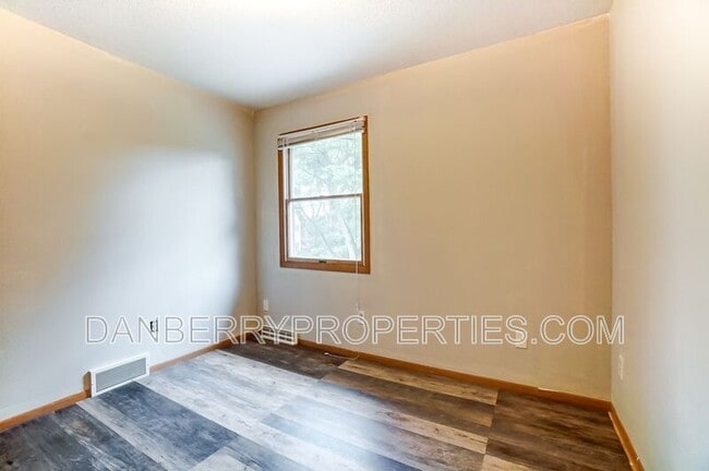 Building Photo - 3164 Kylemore Rd