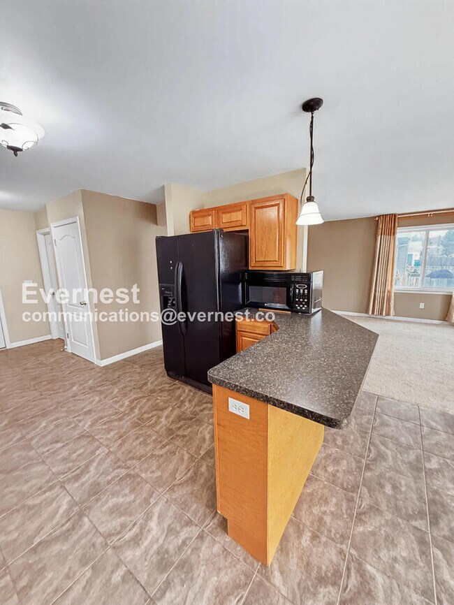 Building Photo - Spacious 3 Bed, 2.5 Bath Home with Fenced Yard and Attached Garage